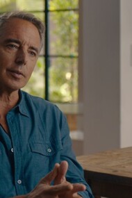 En el documental de Netflix "Vivir 100 años: Los secretos de las zonas azules", Dan Buettner recorre el mundo y descubre las consideradas zonas azules