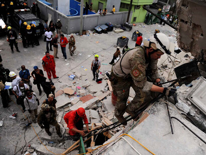 À Port-au-Prince, des équipes de secours, appuyées par l’armée de l’air américaine, interviennent pour atteindre une femme de 25 ans restée piégée sept jours sous les décombres après le séisme du 12 janvier 2010