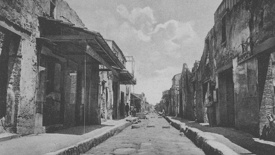 "Via dell' Abbondanza descubierta en nuevas excavaciones", postal publicada entre 1920 y 1923 por Ediciones Domenico Trampetti, Nápoles, Italia