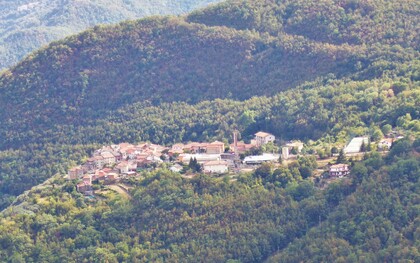 Vista di Leverone, frazione di Borghetto d'Arroscia, dal castello dell'Aquila, provincia di Imperia, Italia