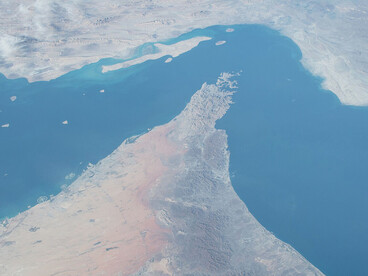 En el estrecho de Ormuz circula una parte crucial del petróleo mundial, lo que convierte cada tensión militar en una amenaza directa para la economía global