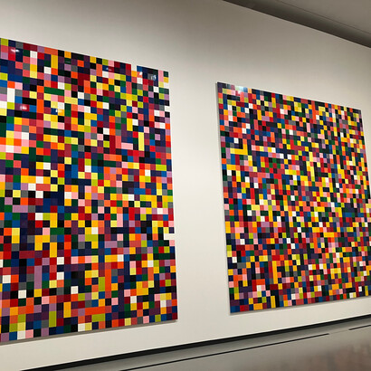 Les nuanciers de Gerhard Richter dans 4096 Couleurs transforment la couleur, organisée selon un principe quasi industriel, en une expérience visuelle systématique