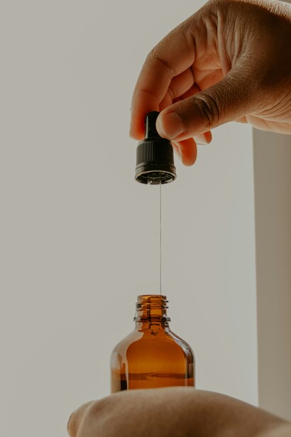 Gli oleoliti e gli unguenti a base di piante non sono solo cosmetici, ma veri strumenti di cura che agiscono sulla pelle e sull’inconscio