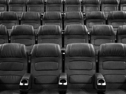 Sala de cinema. Passa disfarçado pelas ruas um grupo de adolescentes. São oito horas da manhã e voltam das festas, com roupas iguais, como se estivessem uniformizados. Todos vestem peças pretas. É preciso ser grande. Um menino tenta tomar coragem para dizer algo à menina. Ela ri alto e não liga pra nada