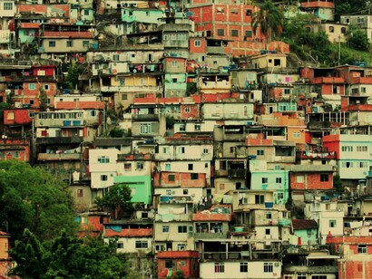 Favela da Rocinha, Rio de Janeiro, Brasil. Então, sobra para o trabalhador brasileiro morar nas favelas, hoje não, há alguns anos romantizada por grandes compositores e artistas moradores favelados