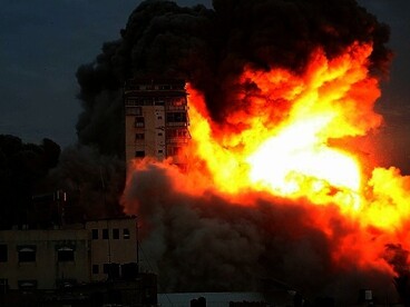 Torre residenziale a Gaza distrutta dai bombardamenti israeliani la mattina dell'8 ottobre 2023