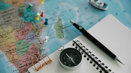 Mapa e bússola. A Terra é uma amiga conselheira e sábia, uma avó de cabelos de vento e pele de rochas, portadora de histórias, com traumas resolvidos e com bons conselhos. As suas palavras chamamos história e estudamos nos livros. Ela transcende os espaços físicos, incorpora as narrativas e molda a identidade de um povo. A sustentação da vida e as práticas comunitárias atuais, demonstram a sua resiliência. No entanto, o discurso contemporâneo da gestão ambiental transforma o respeito em teoria impressa em papel, aprovada em bancadas geopolíticas e guardadas para uso em tribunais corrompidos