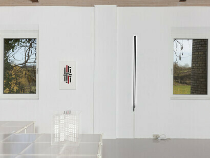 Verschiedene künstler, Einblicke. Einblicke. Positionen der konkreten und konstruktiven kunst ll, ausstellungsansicht. Mit freundlicher genehmigung von Edition & Galerie Hoffmann