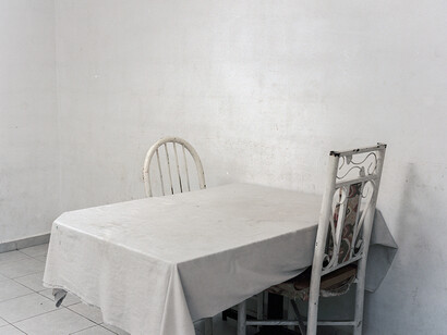 Felipe Romero Beltrán, Endings. Table, white tablecloth and two chairs. Dominicks's living room (détail), 2021-2024. Avec l'aimable autorisation du Carré d'Art