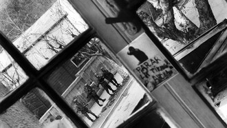 Kena Lorenzini, Barrio Bellavista, Santiago, 1983. Carabineros con armas impidiendo que la gente saliera a la calle