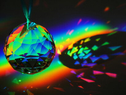 Reflets, éclats, vibrations : une expérience visuelle où la lumière devient un pont entre le monde extérieur et la perception intérieure