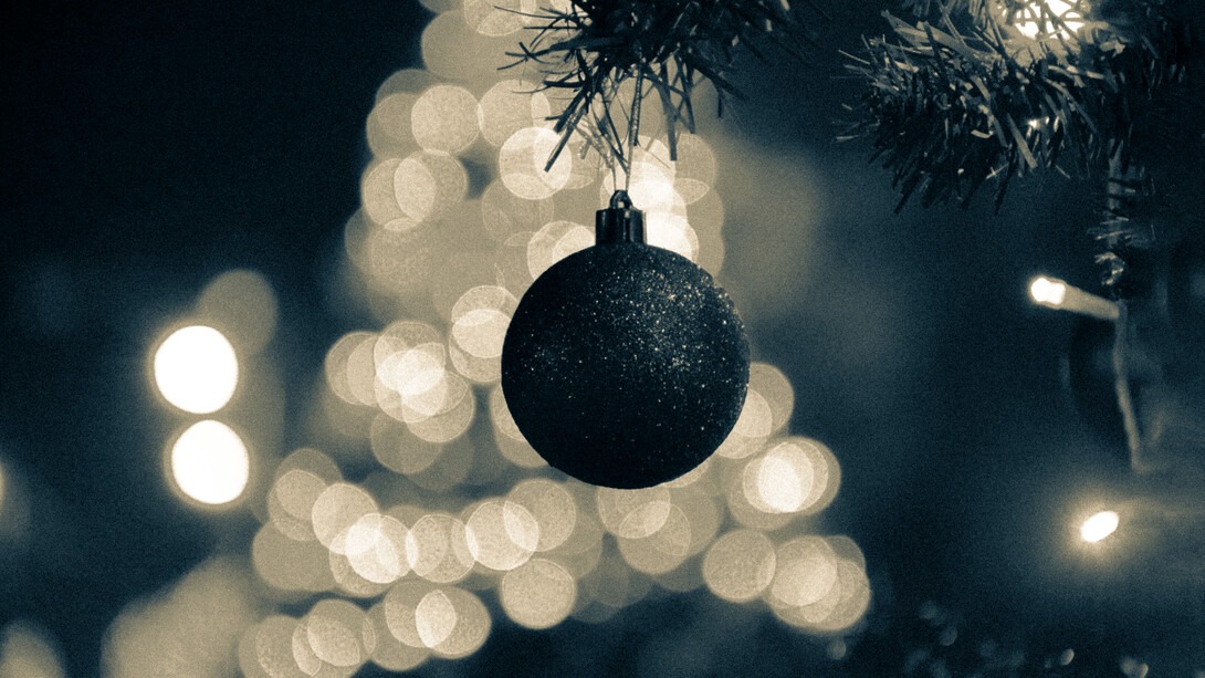 Diciembre avanza como una escena iluminada en exceso, donde la alegría se exige y el corazón aprende a esconder lo que de verdad siente