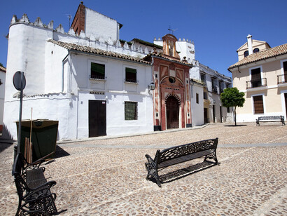 Cala es profesora, además, se siente gratificada en sus clases. Su alumnado proviene de barrios humildes del extrarradio de la capital, en uno de los cuales se enclava su instituto.  Plaza de los Abades, Córdoba, España
