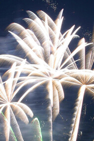 Fogos de artifício no céu inauguram o ano de 2024 no mundo