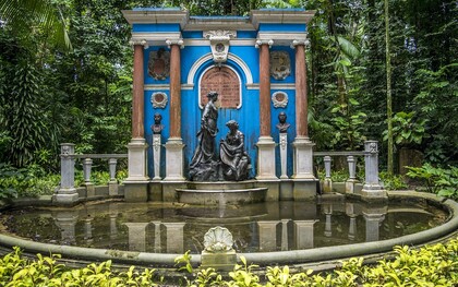 Bosque Rodrigues Alves, também conhecido como Jardim Botânico da Amazônia, localizado em Belém do Pará, Brasil. A cidade de Belém está caótica pois estão organizando a COP30 (Conferência das Nações Unidas sobre Mudança do Clima) que acontecerá na cidade no mês de novembro. Muitos projetos foram e estão sendo colocados em prática, portanto parques entre outros foram levantados. Empreendimentos lindos, que realmente enchem os olhos. Isso traz aquela desordem de “desarrumar para arrumar”, mas nada que atrapalhasse nossas idas e vindas pela cidade