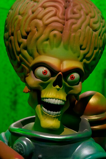 Escultura de los personajes de la película "Mars Attacks!" exhibida en la muestra "Tim Burton's Labyrinth", 2024