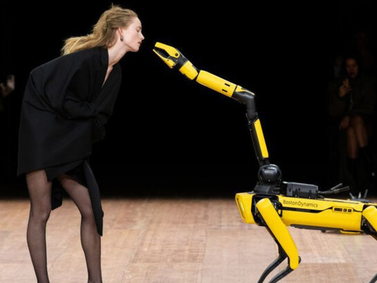 Modelli e robot condividono la passerella alla sfilata di moda Coperni fw23