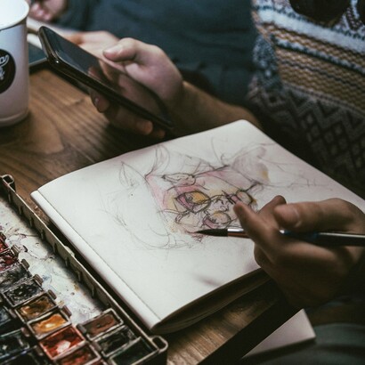 Quando la storia è vista dall’alto, i personaggi diventano quasi puntini su una mappa e i loro movimenti rivelano finalmente un senso