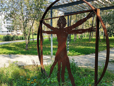 El Hombre de Vitruvio puede simbolizar la muerte de cada conciencia en dos dimensiones: cada pensamiento perece para dar lugar a otro nuevo. Parque Leonardo da Vinci Breslavia, Polonia