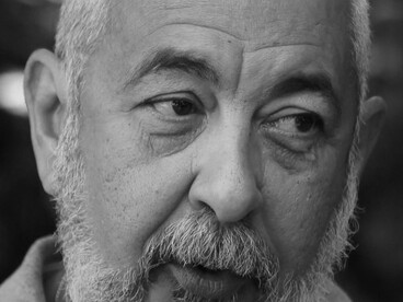 La escritura de Padura funciona como testimonio crítico de una crisis prolongada, marcada tanto por el asedio externo como por errores y rigideces internas que han erosionado la vida cotidiana y la memoria colectiva