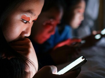 Para adolescentes, a tecnologia representa um ambiente de imersão social intensa, onde a pressão por reconhecimento e a exposição constante a estímulos rápidos e superficiais podem levar a uma sobrecarga mental. Já para idosos, o contato com esses recursos costuma ser mais moderado, consciente e direcionado a finalidades específicas