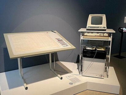 Il sistema informatico digitale UPIC per la creazione di suoni ideato da Iannis Xenakis. L'immagine mostra il sistema Upic, inaugurato nel 1986 dal Centro di Ricerca sulla Musica Contemporanea (CMRC–KSYME), fondato ad Atene nel 1979 da Xenakis e altri membri