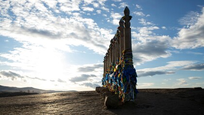 Nello sciamanesimo il corpo diventa veicolo di conoscenza, e la trance si configura come una tecnologia rituale per interpretare e ricomporre il disordine del mondo