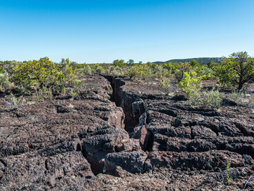 Malpaís, es decir, tierras baldías, debido al campo volcánico extremadamente árido y espectacular que cubre gran parte del área del hoy parque nacional. Malpaís, Nuevo México, Estados Unidos 