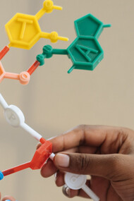 Protótipo de molécula de DNA sendo manuseada durante estudo