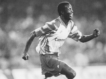 L'attaquant libérien George Weah exulte après l'un de ses deux buts qui ont décidé du match entre et (0-2) comptant pour les seizièmes de finale aller de la Coupe UEFA en 1992, stade San Paolo, Naples, Italie
