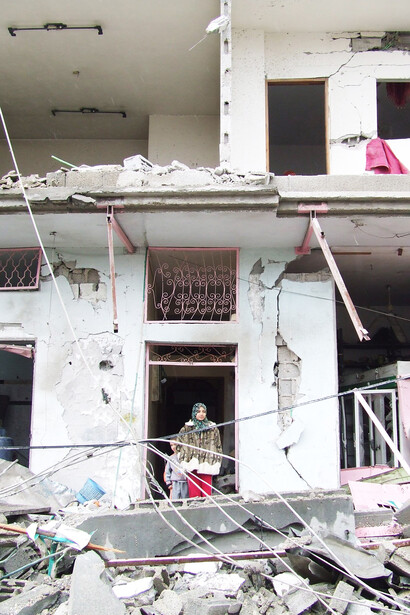 Niños recorren las ruinas de sus hogares tras un ataque aéreo israelí sin previo aviso. Gaza, Palestina, 1 de enero 2009