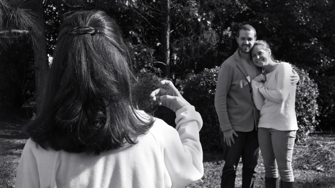 Eric Pickersgill Studio, fotografía de la serie Removed. Las imágenes muestran a individuos que parecen sostener dispositivos personales, aunque estos han sido retirados físicamente de la mano del retratado