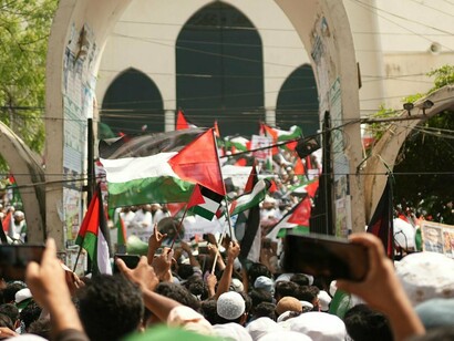 Mas essa guerra não começou em 2023, nem em 2021, nem em 2008. Ela é o eco de um conflito muito mais antigo, que remonta à primeira metade do século XX, quando as potências ocidentais, após a Segunda Guerra Mundial, decidiram criar o Estado de Israel em uma terra onde já viviam árabes palestinos há gerações. Desde então, a tensão nunca cessou. O que era para ser uma solução, dois povos, dois Estados, virou um nó político e moral que ninguém consegue desfazer