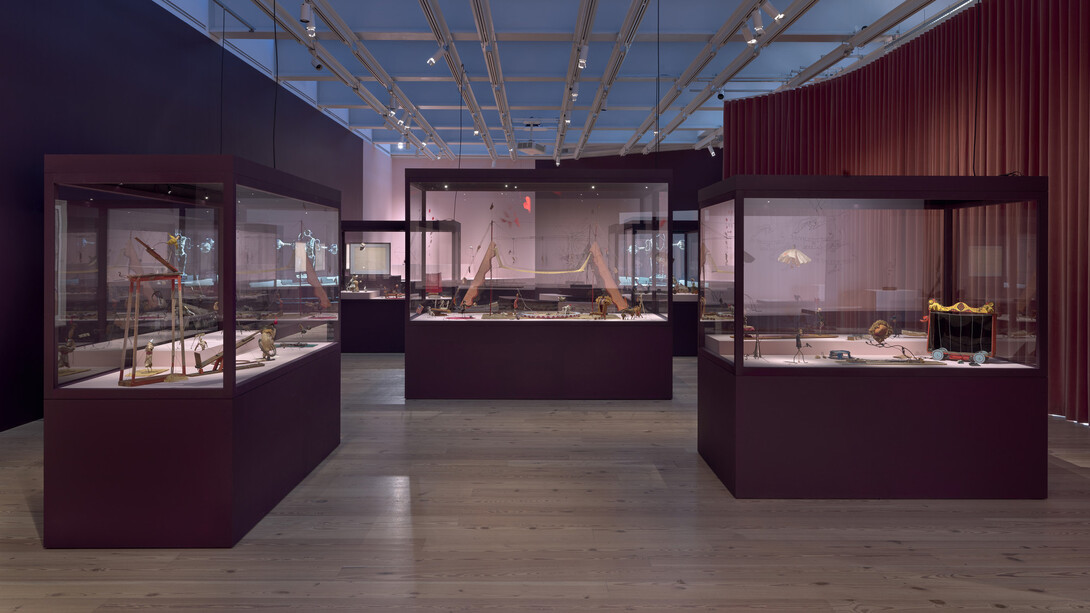 Cuerda floja: el circo de Calder, vista de exhibición. Cortesía de Whitney Museum