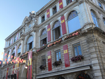 L’Hôtel de Ville de Pau pendant Hestiv’Oc, festival estival qui transforme le centre-ville en scène ouverte consacrée aux cultures et aux musiques du Sud