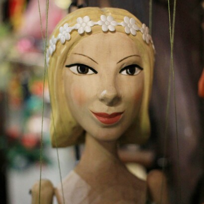 Tra lauree onorifiche e master immaginari, c’è chi costruisce il proprio prestigio come un castello di cartone, pronto a crollare al primo soffio di realtà