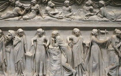 "Sarcófago das Musas", representando as nove Musas da mitologia grega, divindades associadas às artes e ciências. Elas eram filhas de Zeus e Mnemosine e cada uma delas era responsável por uma área específica do conhecimento humano e seus atributos. Escultura em mármore, da primeira metade do século II d.C., encontrado na Via Ostiense. Na Grécia Antiga, o termo “mouseion” (de onde deriva a palavra “museu”) era utilizado para designar um lugar dedicado às musas — divindades inspiradoras das artes e das ciências