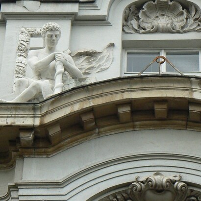 Ornamenti provenienti dalla decorazione della facciata dell'allora Banca Sofia, oggi sede centrale della Banca DSK. Scultore: Marin Vasilev (1867-1931). Sofia, Bulgaria