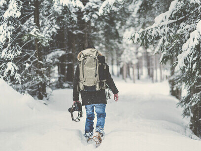 À l’aube du jour, l’homme et la nature se confondent, unis dans la même lumière