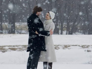 Attraverso la storia dei protagonisti, il film riflette sul senso della perdita e sulla difficoltà di accettare la fine. In foto Rachel Weisz e Hugh Jackman in una scena del film