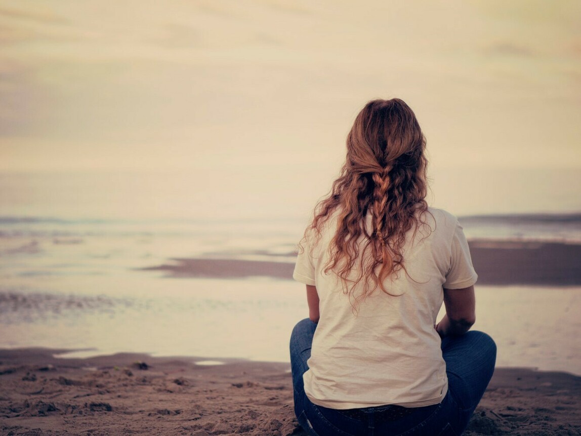 Evening wondering. Осенний вечер в городе. Чудесного и волшебного вечера. Спокойной ночи девушке луна. Девушка у окна со спины.