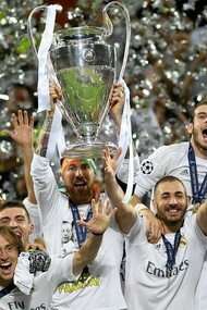 Los jugadores del Real Madrid celebran el título de Champions League tras la final ganada al Atlético de Madrid en 2016