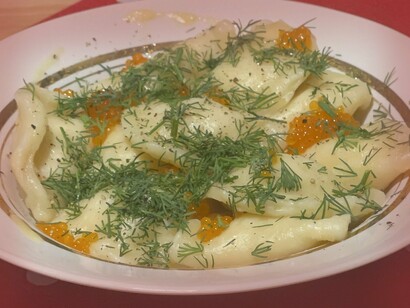 Acredito que preciso explicar em mais detalhes sobre esses bolinhos porque provavelmente não são como vocês estão pensando. Aqui no Brasil a palavra bolinho geralmente remete a algo frito, como um bolinho de carne, uma bolinha de queijo ou um bolinho de arroz, né? Mas esses bolinhos são como pasteizinhos, com massa ao redor e recheio no centro, mas ao invés de fritos são cozinhados em água quente