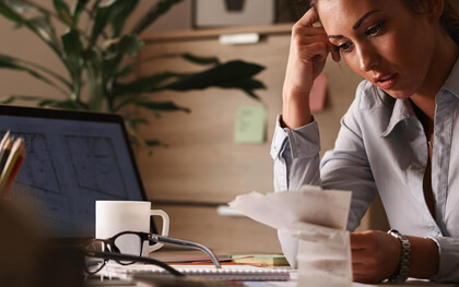 Comprendre ses documents administratifs ne devrait jamais relever du privilège, surtout lorsque des erreurs ou des termes techniques viennent alourdir ce qui devrait être transparent