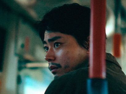 Fotografia livida e montaggio asciutto accompagnano una regia che predilige il silenzio al dialogo e l’attesa all’azione. Nella foto Masaki Suda è Ryōsuke Yoshii, protagonista del film "Cloud"