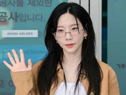 Taeyeon no Aeroporto de Incheon em 24 de março de 2025. Em 7 de outubro de 2015, Taeyeon debutou como solista com seu primeiro EP intitulado I e com o single de mesmo nome, mal sabia a SM que havia dado o tiro certeiro que a tiraria do buraco, pois o debut de Taeyeon é hoje considerado um dos debuts mais bem-sucedidos de uma idol coreana no país, batendo de frente até com grandes solistas como IU e BoA



