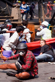 Manifestanti a Mandalay, tra loro Ma Kyal Sin, prima di essere colpita alla testa