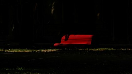 La violenza sulle donne non è un fatto privato, è una violazione dei diritti umani che riguarda tutta la società. Un invito a non voltare lo sguardo di fronte a questa piaga sociale. La panchina rossa è simbolo di lotta alla violenza di genere