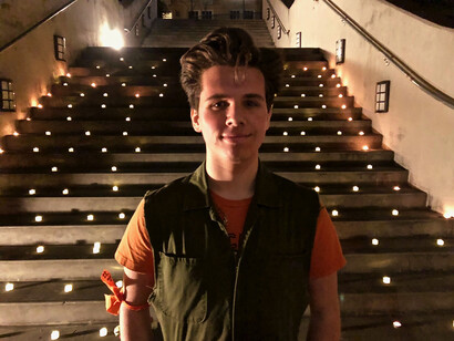 Emotiva vigilia en la Escuela secundaria Tam High School en memoria de las víctimas del reciente tiroteo en una escuela de Parkland, Florida.Tamalpais High School de Mill Valley, 2018, California, EE.UU.

