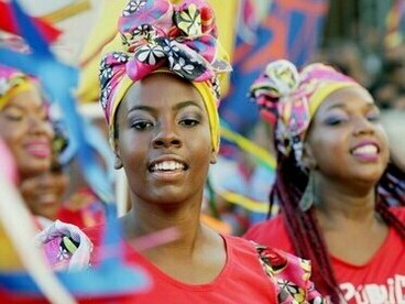 Carnaval de rua em Salvador. Se você já se surpreendeu com a duração do Carnaval, que se estende por uma semana inteira de festa, começando no início da tarde e indo até o amanhecer do dia seguinte, prepare-se para mais uma informação: Salvador promove um Pré-Carnaval, uma maneira dos baianos celebrarem a festa durante todo o mês, mas com menos turistas



